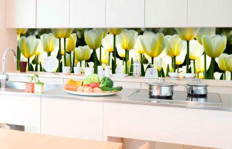 Samolepicí fototapeta do kuchyně - Bílé tulipány KI-350-009 | 350x60 cm - Na kuchyňskou linku